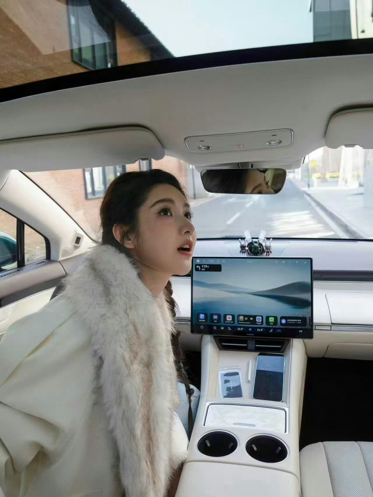 王玉雯白色轻纱礼服 救命~王玉雯这套也太绝了吧💜甜妹一键切换酷飒模式，风格突破