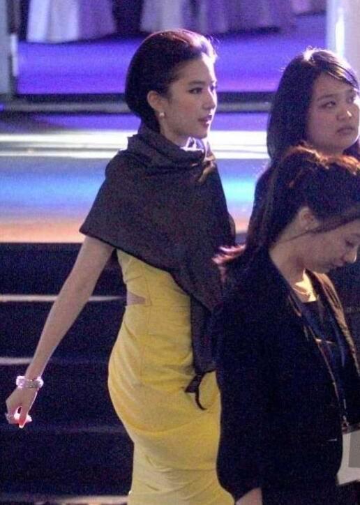 刘亦菲的旧图，越糊越美[机智]