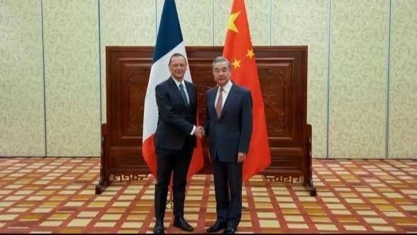 中法第28次战略对话，王毅把地点改到大同，摆明告诉马克龙一个道理日前，王毅在大同