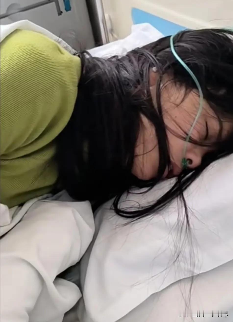 平顶山被打的女孩终于苏醒了，女孩被鉴定为轻伤二级，醒来后只会默默的流泪，小小的身