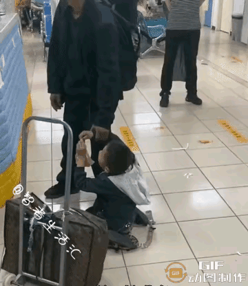 500块挂号费，

   难倒了一位千里求医的老大爷！

   从西安带着孩子跑