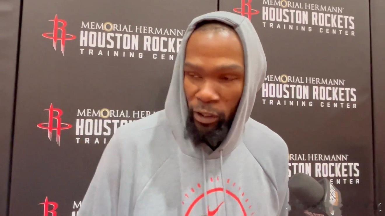 杜兰特接受采访时表示，为了让火箭建队机会最大化，他愿意牺牲一些钱。“我跟斯通和乌