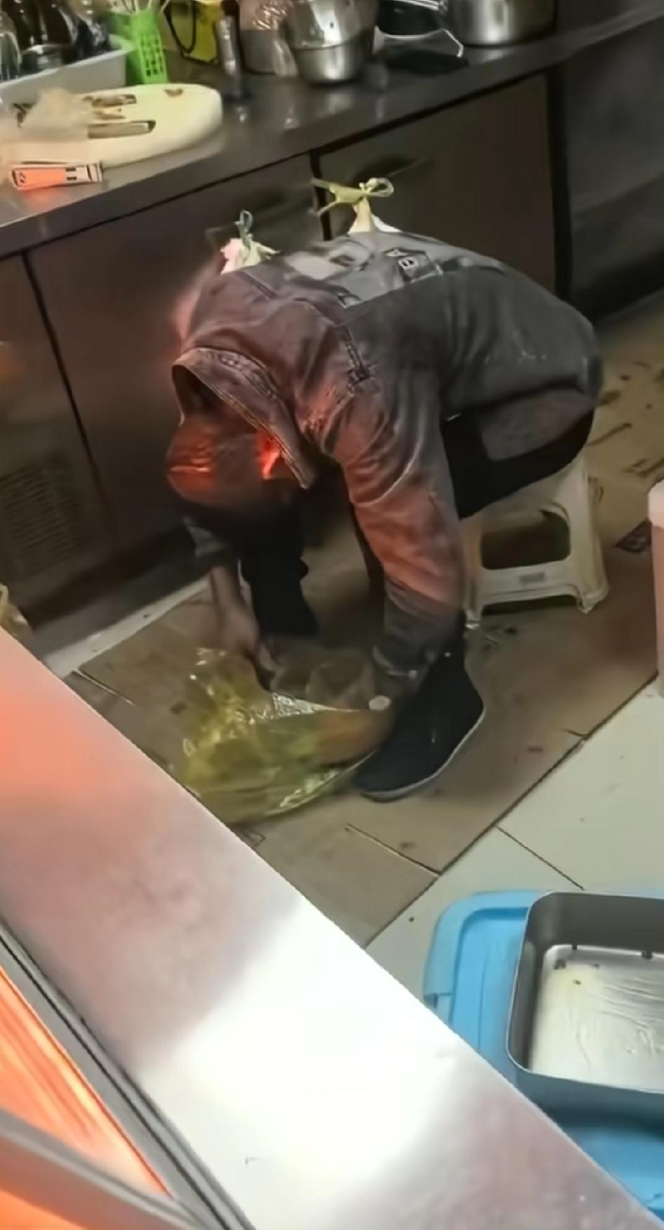 又一个实体店老板累死了，这手的颜色好像发黑了，客户在门口一直喊也没有动静
傻子才