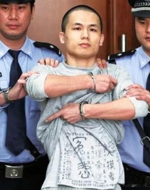 2013年，李才坤被判死刑时，他手上还戴着手铐，面对媒体记者，使劲掀起外层囚衣，