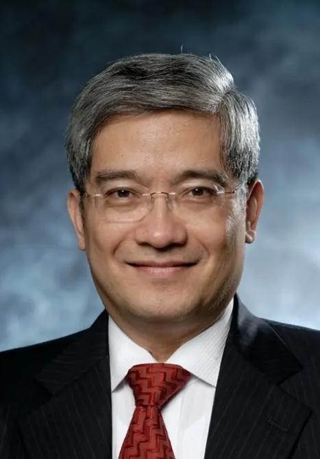 经济学家郎咸平说，上层人谈合作，底层人才谈竞争，有钱人一个电话，就能解决问题，而