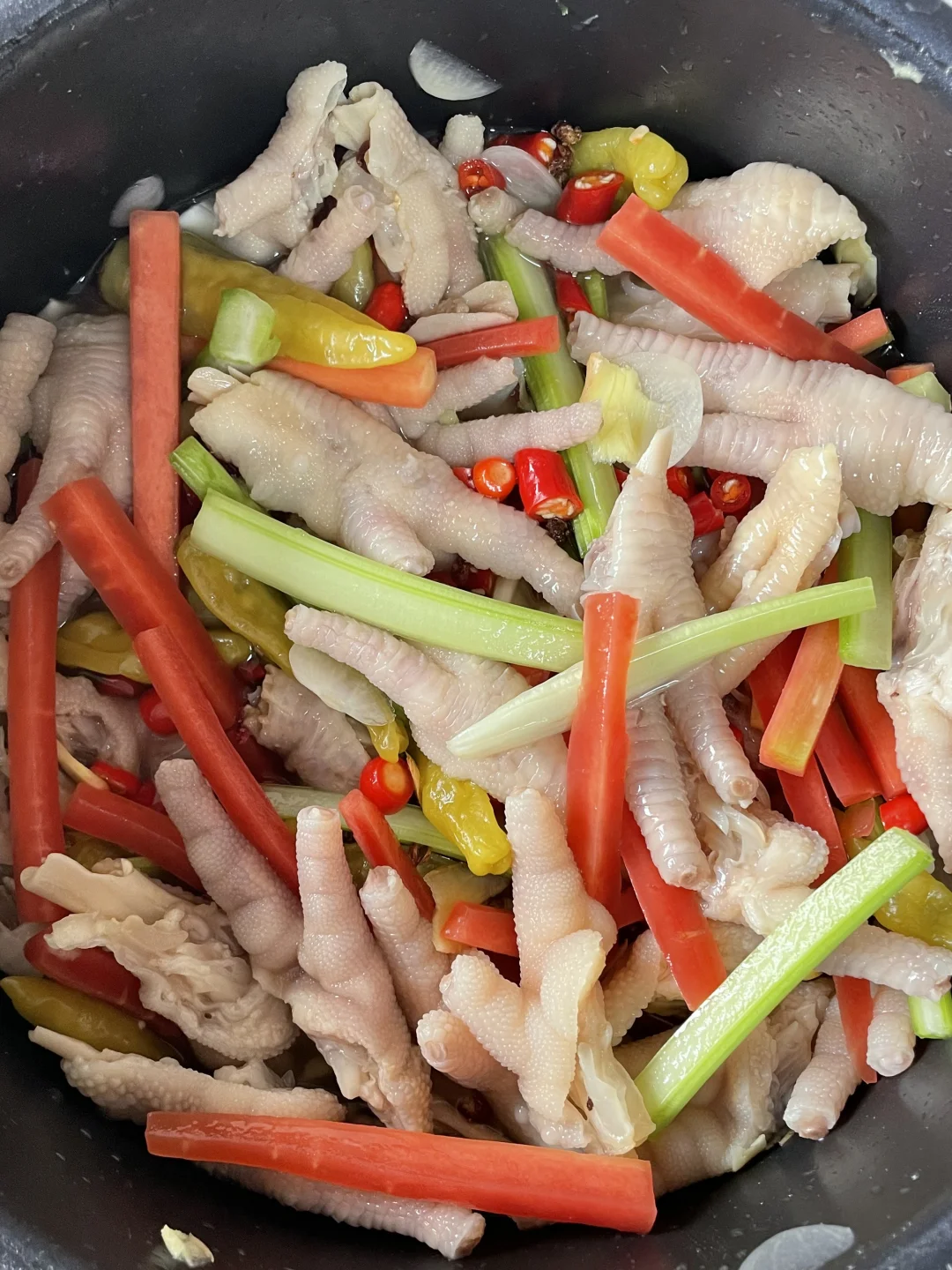 我勒个豆！这泡椒鸡爪也太好啃了吧！