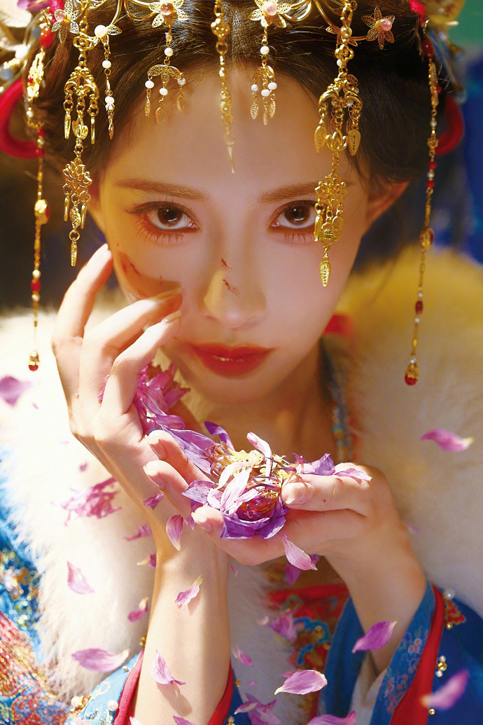 孟子义身上的大花感孟子义配得上国色天香 孟子义身上的大花感，孟子义配得上国色天香