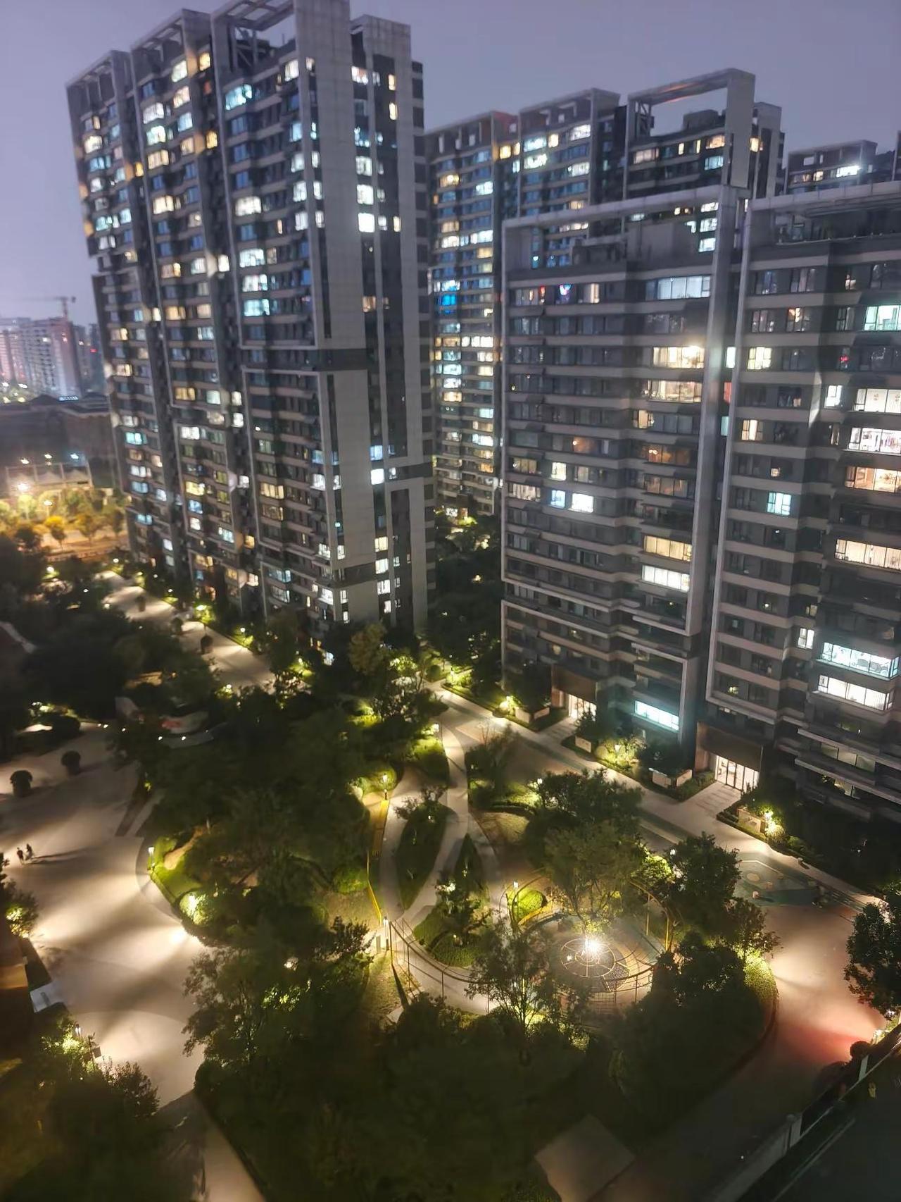 济南东部历下区长岭山片区，夜色下的奥体铂悦府！最近奥体铂悦府一批特殊的房源卖的确
