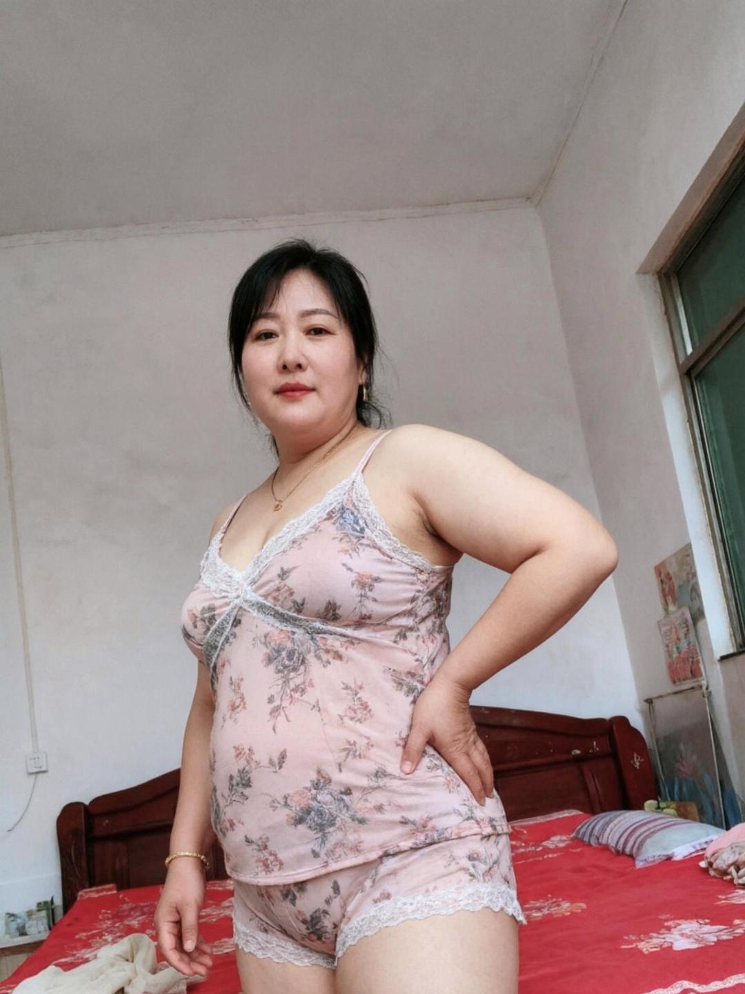 老公天天夸别人老婆好看，今天也让别人看看他的老婆，大家给个面子夸夸我，也让我挣口