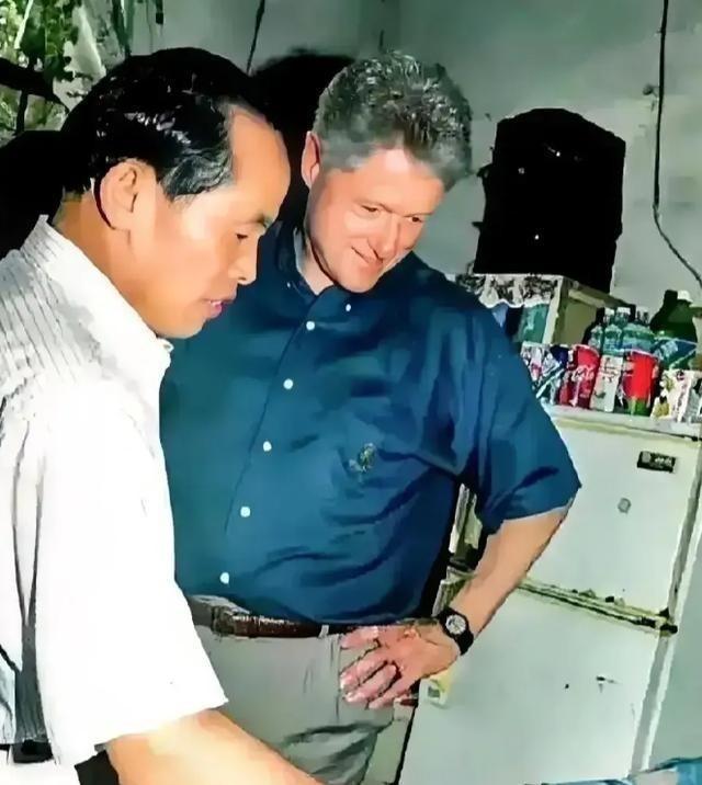 1998年，克林顿访问中国，有一天他无意中走进一家小卖铺，看到老板还在使用算盘算