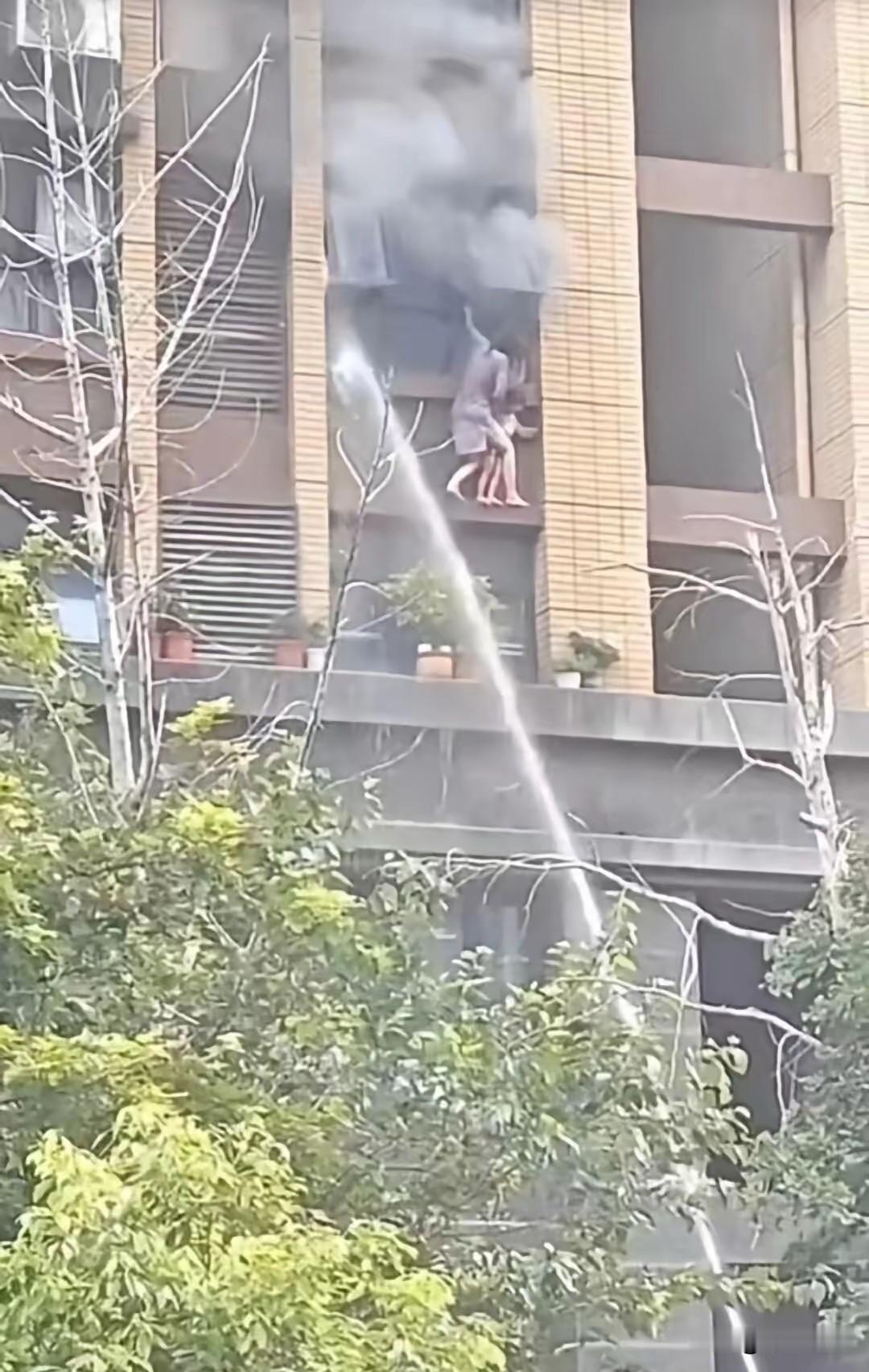 高层住宅起火女子窗边避险，消防先灭火的背后藏着无奈苦衷
 
为什么先救火而不是先
