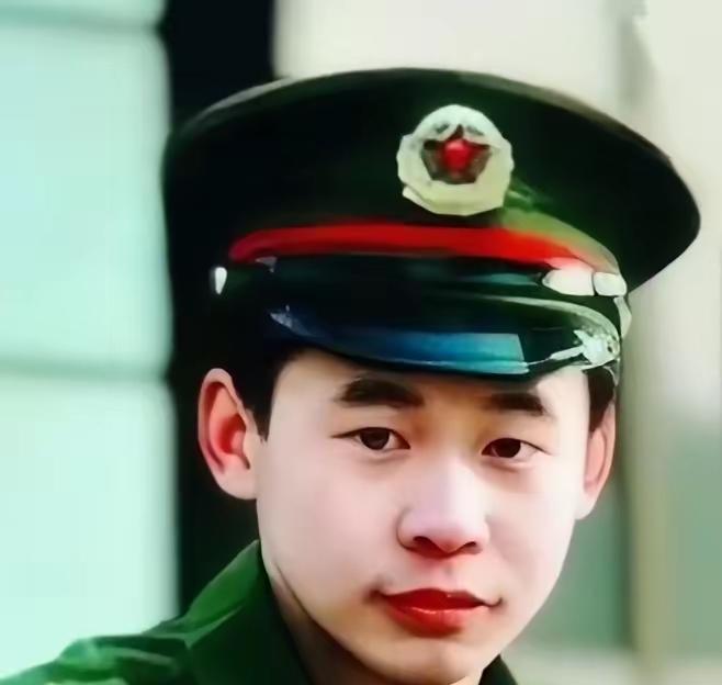 1995年，一名解放军战士在乘车回部队的途中，劝司机不要停下加油，但司机执意停下
