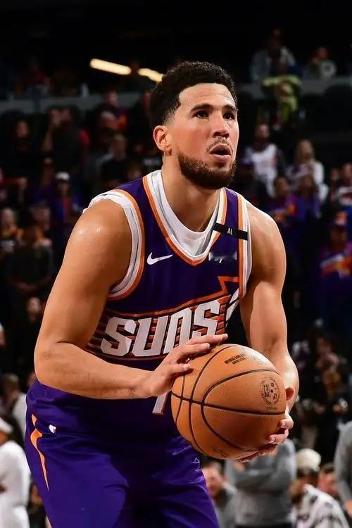 太阳被横扫出局，最该反思的不是教练，而是被捧上天的布克！很多人还没看清，他根本不