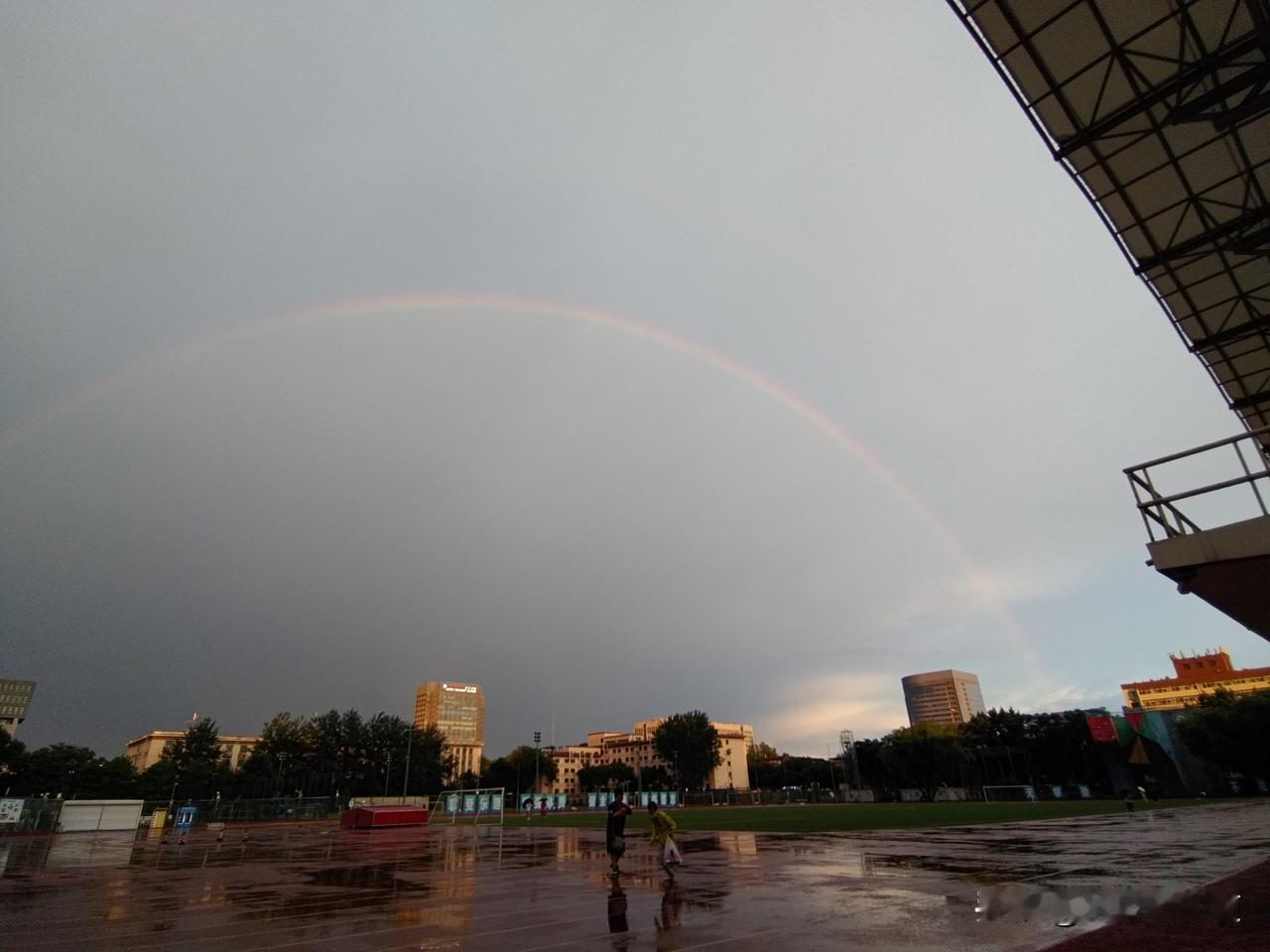 雨后彩虹🌈✌
北京最近真是太舒服了，时不时来一场阵雨