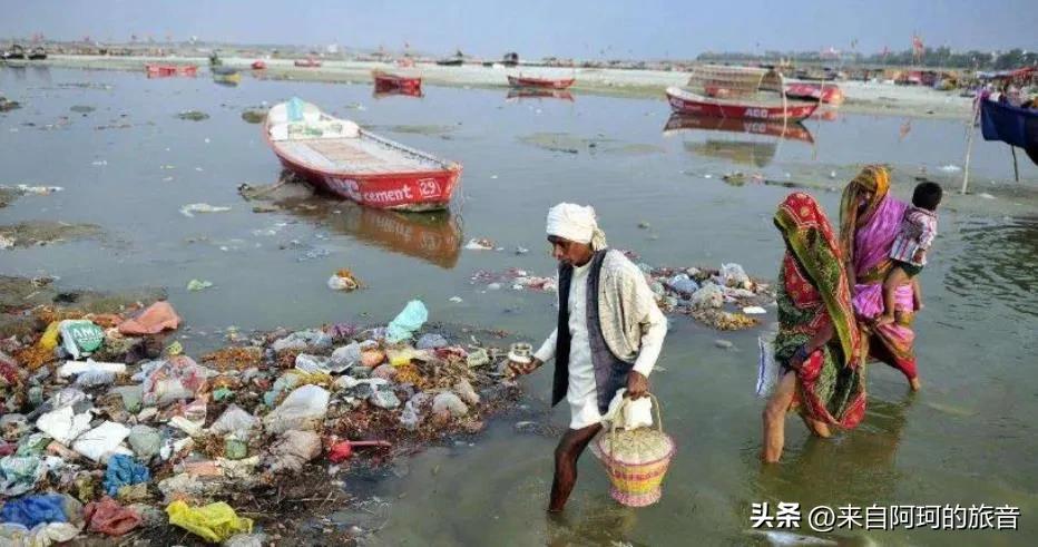泰国芭堤雅，俩印度老哥从一泰国姑娘身边走过去。那姑娘当场就捂住了鼻子，紧接着蹲地
