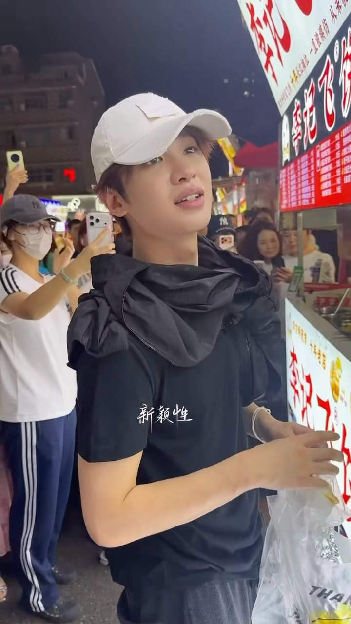 所有人点开P1严肃观看这只看到食物就两眼放光的小猪Justin！！！黄明昊不想睡