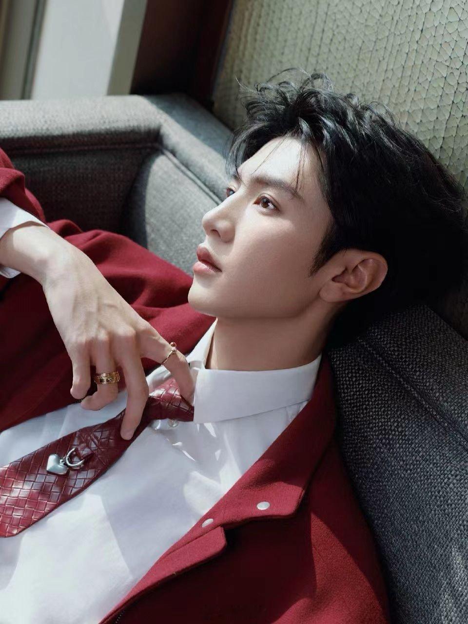 陈哲远不愧是内娱财神 陈哲远这身红色算是被他穿明白了！妥妥的黑发白皮衣架子，往那