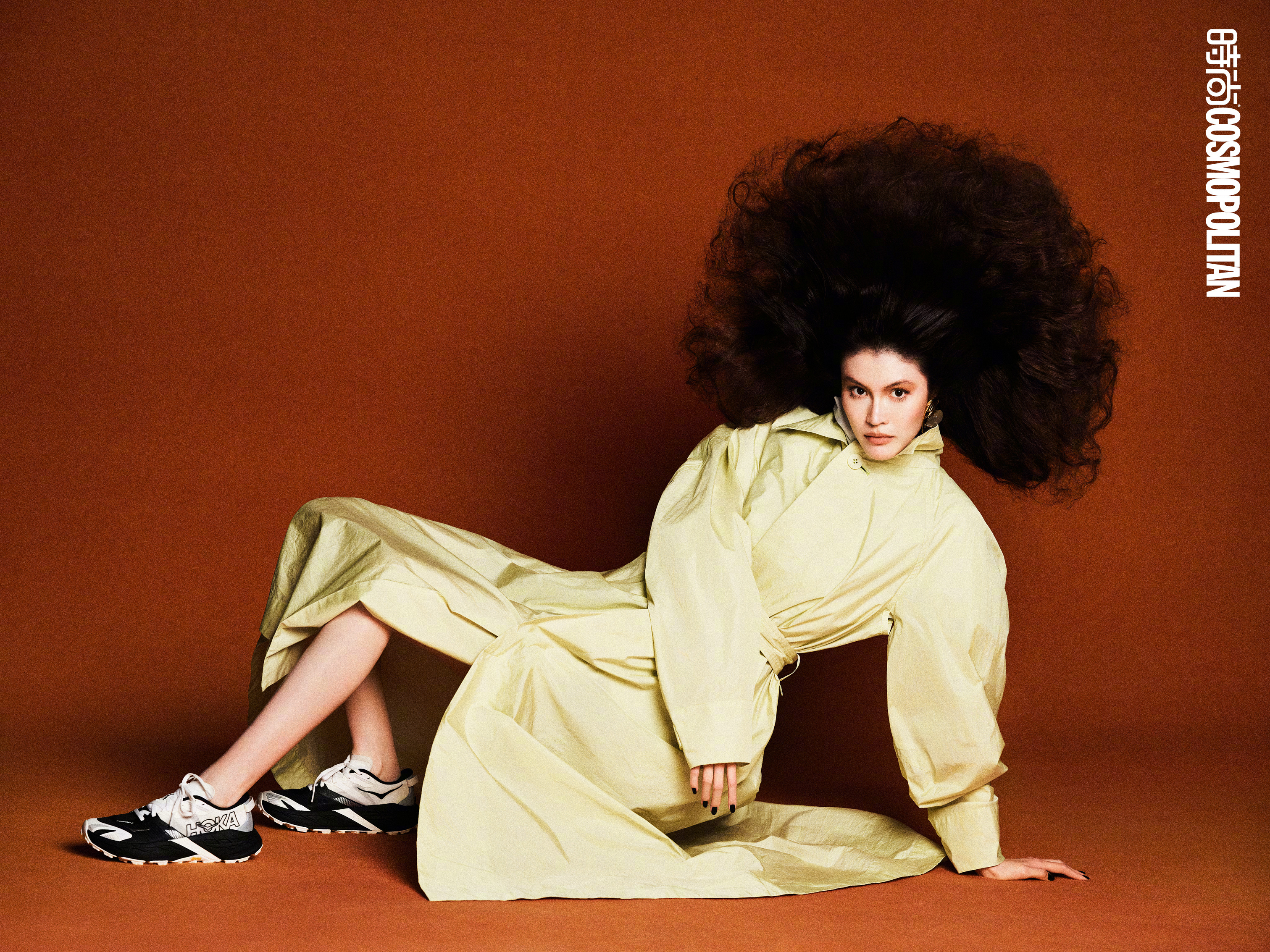 何穗以复古的超体量蜂窝头发型登上时尚 COSMO 三月开季刊封面 ，正式达成五大