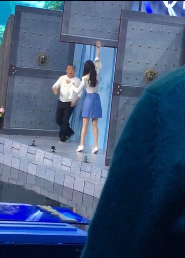 迪丽热巴徒手顶铁门时光飞逝，巴巴依旧是从前那个徒手顶门的怪力少女[爱你] ​​​