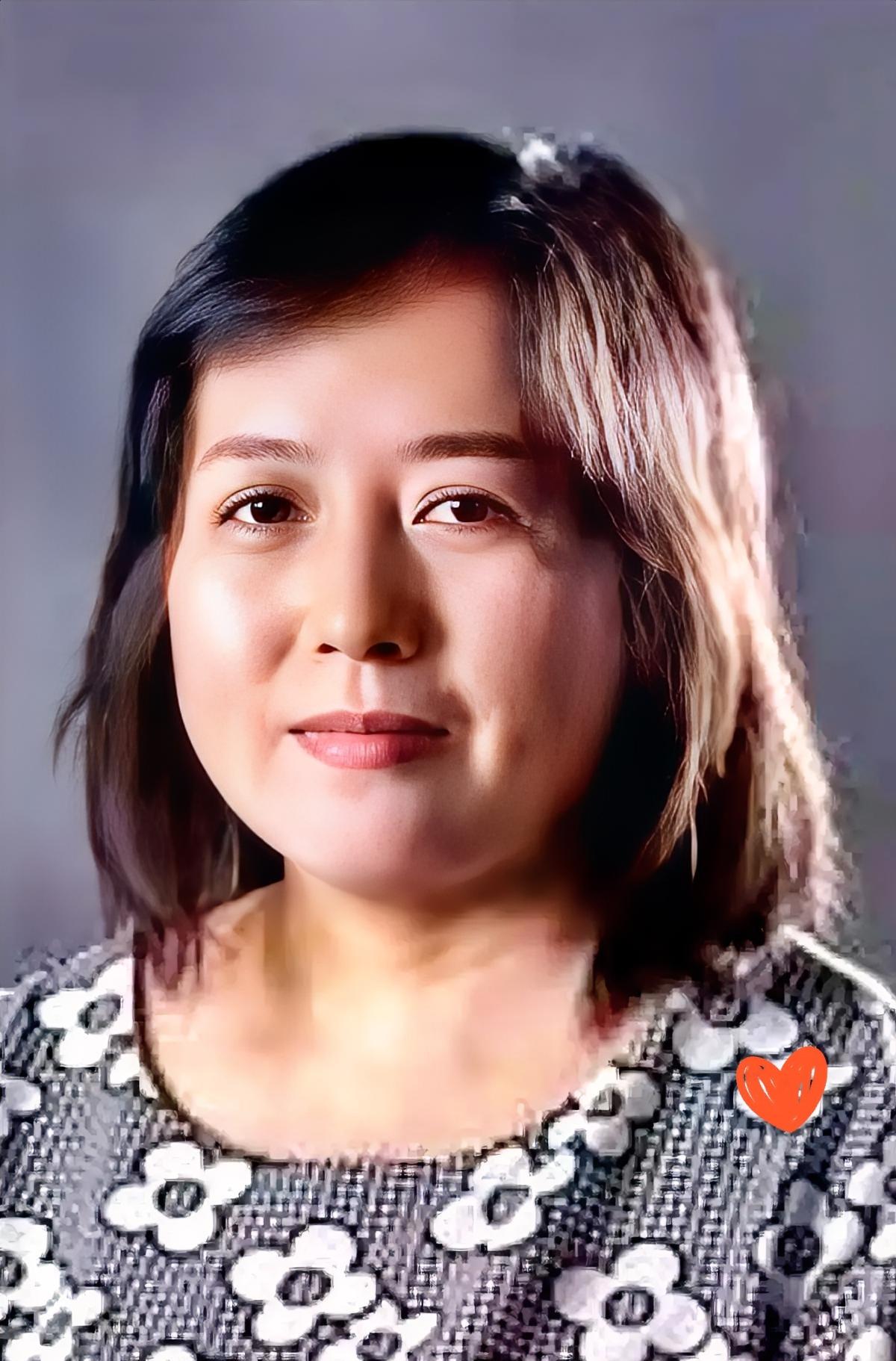 讲台还留着粉笔灰，

香包针线没收完，

她人却再也回不来。

4月13号那天，