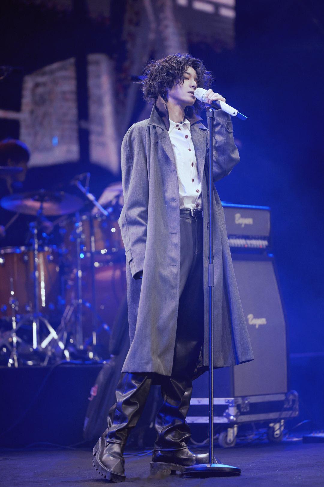 华晨宇 这一天不会让大家等太久 舞台上炸裂全场，舞台下就这一句。的说话风格向来极