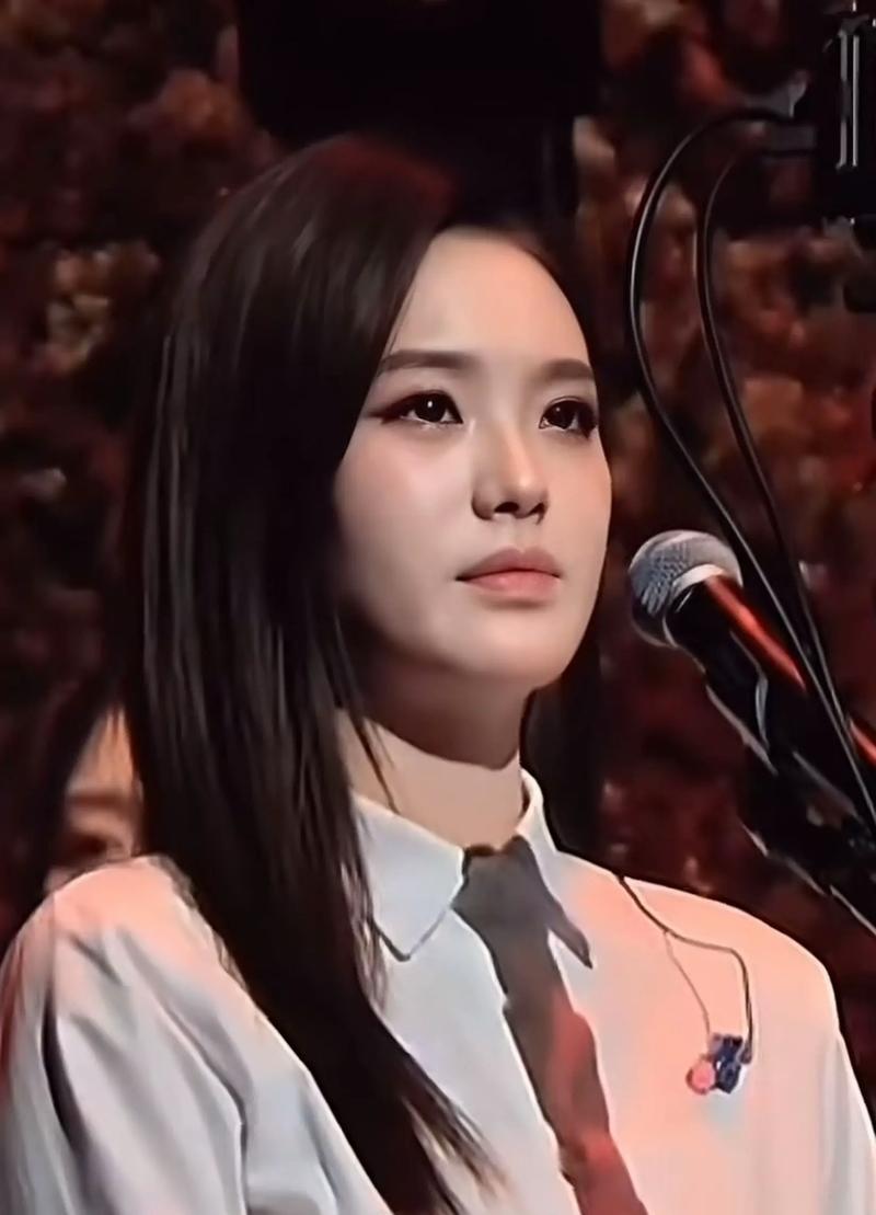 周煜琦能火，主要是导师推荐她去刀郎演唱会当伴唱沾了光。好多刀迷听她唱歌特别惊艳，