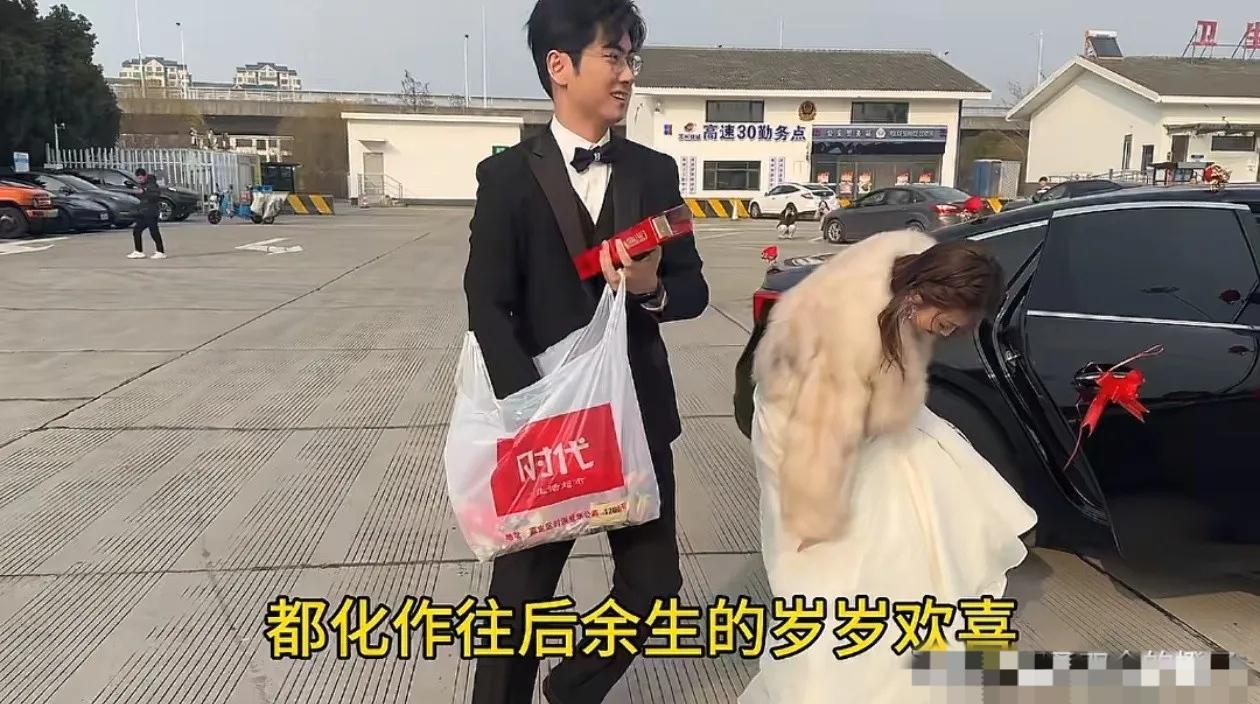 李婷和新郎老公，特意在高速服务区下车，给好心的陌生车友发烟发喜糖。老公长的很帅气