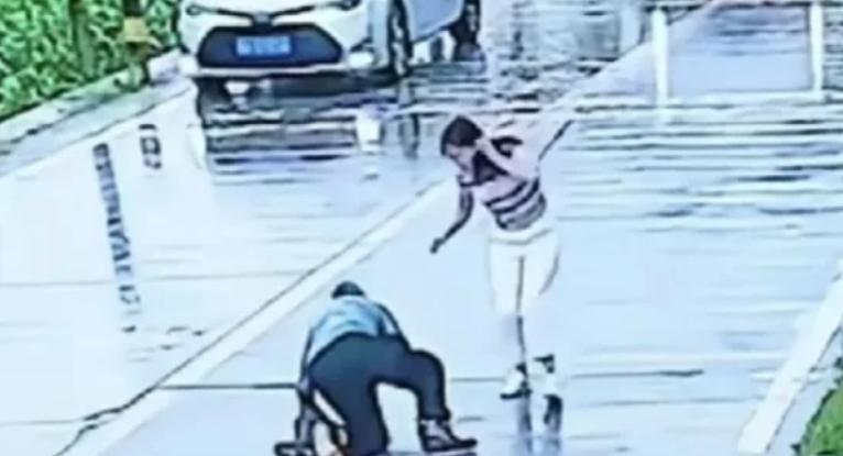 干的漂亮！天津女警街头救大爷，反被讹诈，女警可不惯着“白眼狼”！

天津，一女警