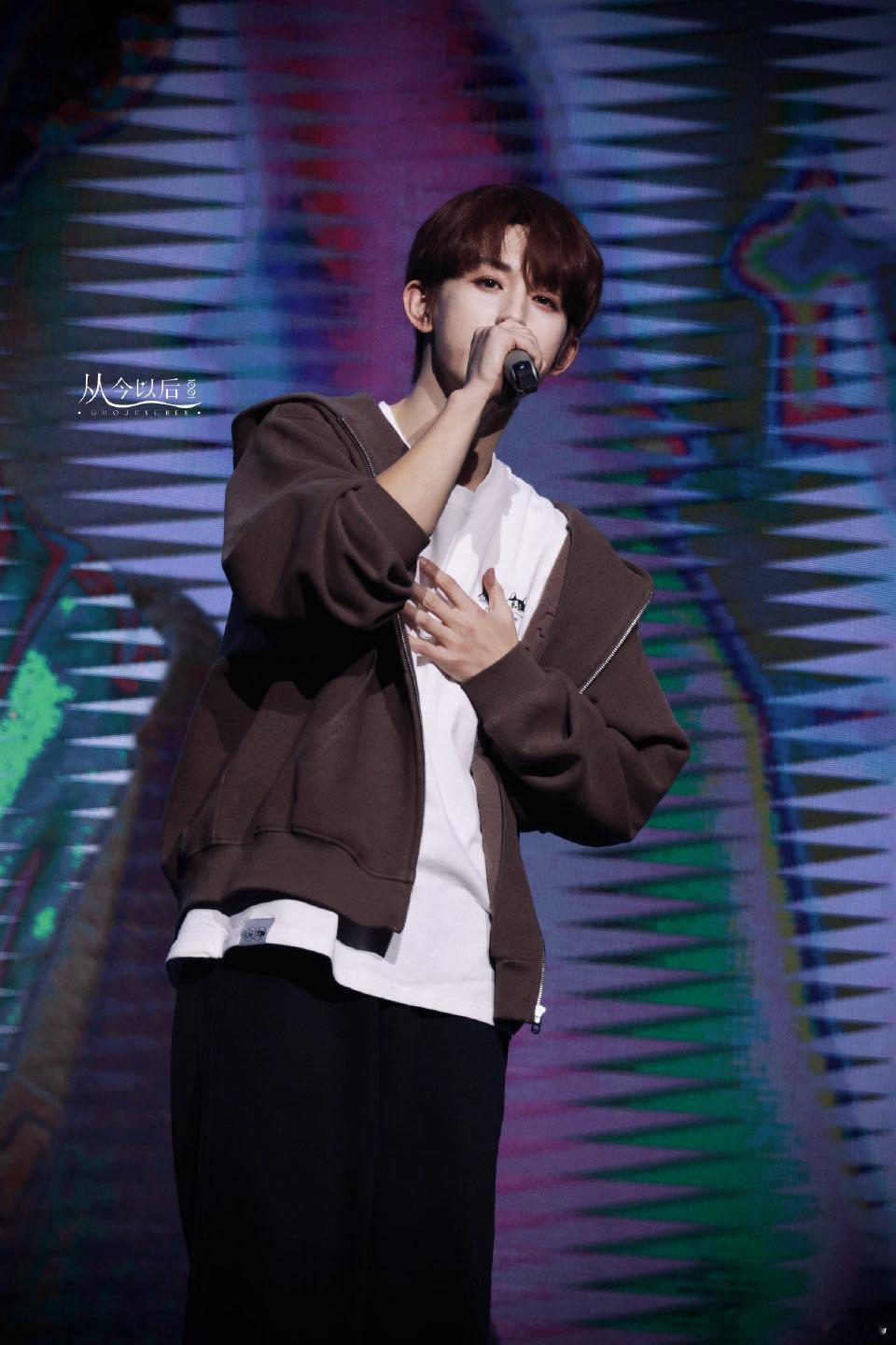 郭俊辰染了粉发 郭俊辰这波粉发堪称“人间水蜜桃成精实录”！热烈不艳俗，张扬又纯净