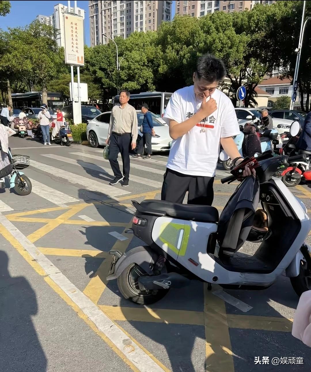 今天张雪峰登上了热搜，我发现他和一些富豪有所不同。
苏州的网友中，应该有不少人看