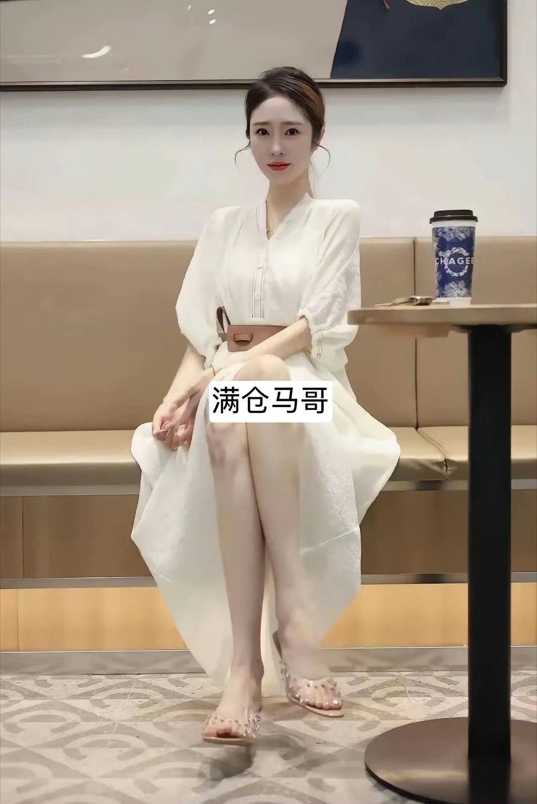 皮肤白净真的很提气色，看着格外耐看财经A股 今日看盘人形机器人迎来新一轮大降价