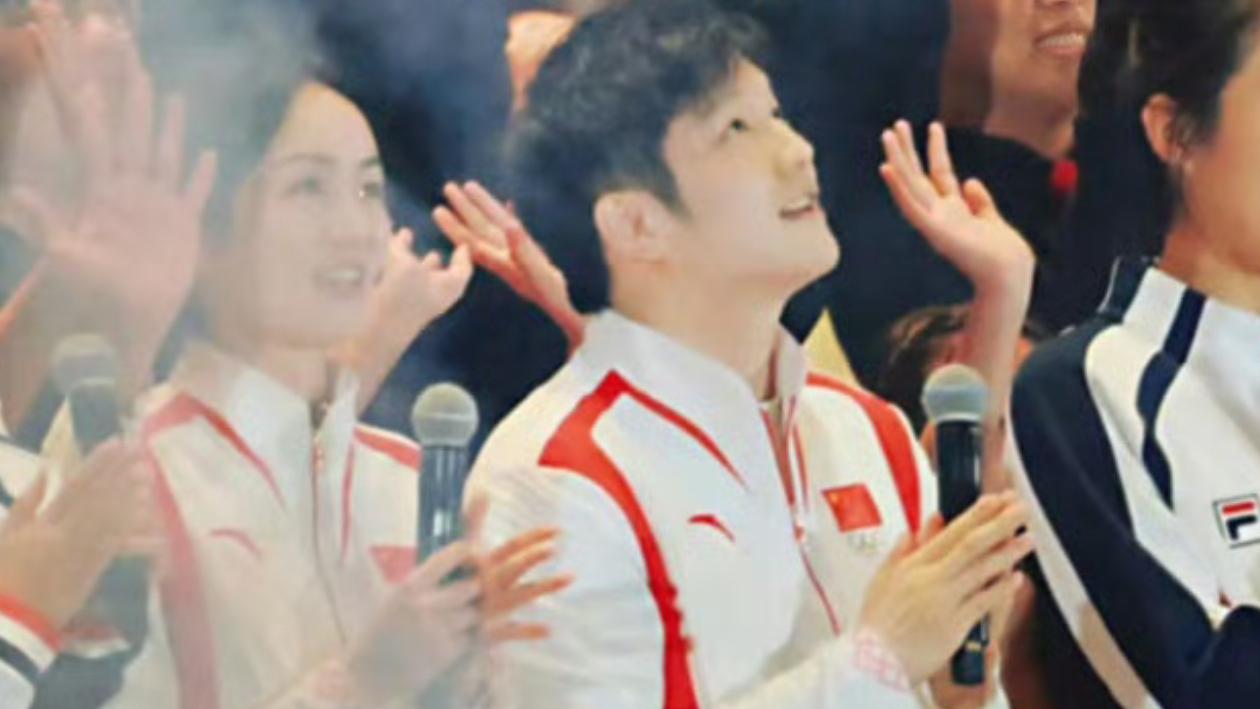 樊振东的优秀不仅仅来自于其精湛的球技！
赛场之外、训练之余，
其书法水平及唱歌功