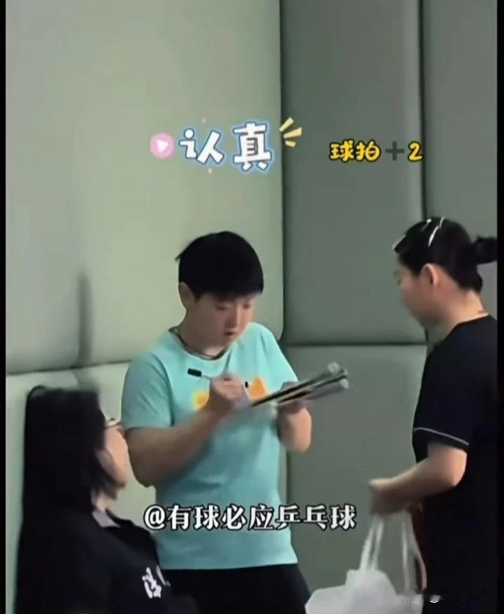 第一次刷到这个视频，佳佳拿了一摞球拍给莎莎签名，网友笑佳佳来莎莎这进货了！[捂脸