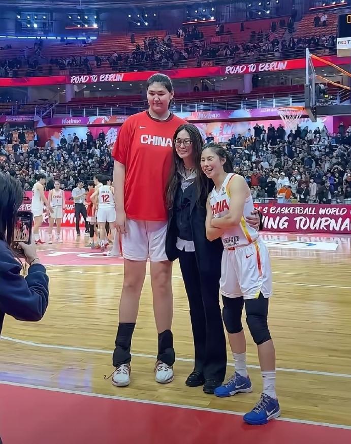 中国女篮世预赛晋级，
王思雨、张子宇，
与女篮名宿隋菲菲同框合影，
三位山东籍球
