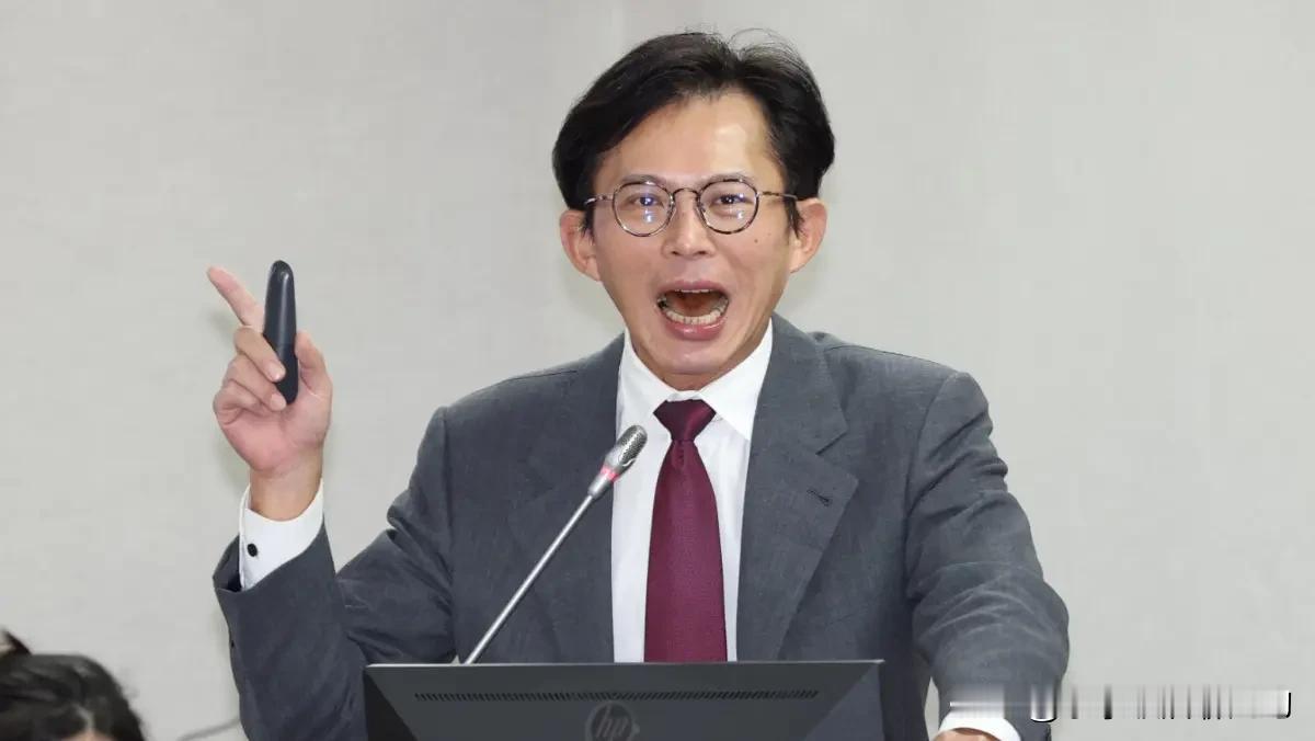 民众党主席黄国昌要拍“写真集”开直播，这可是个大新闻。

黄国昌明年2月就要卸下