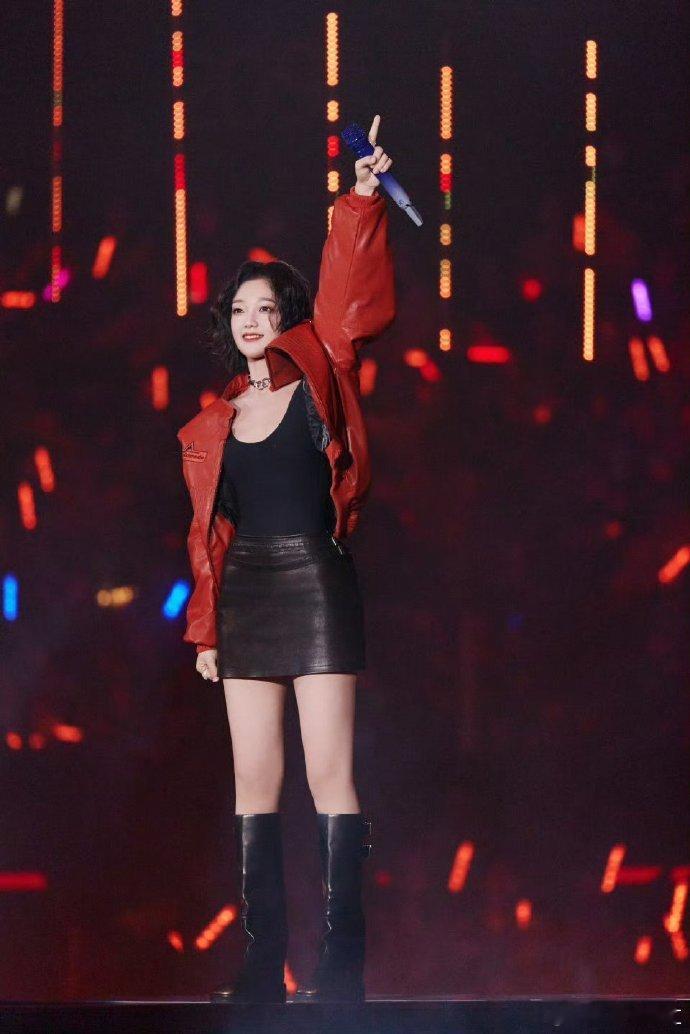 希林娜依高官宣加盟声生不息华流季飒爽台风名不虚传！希林娜依高加盟华流季，舞台表现