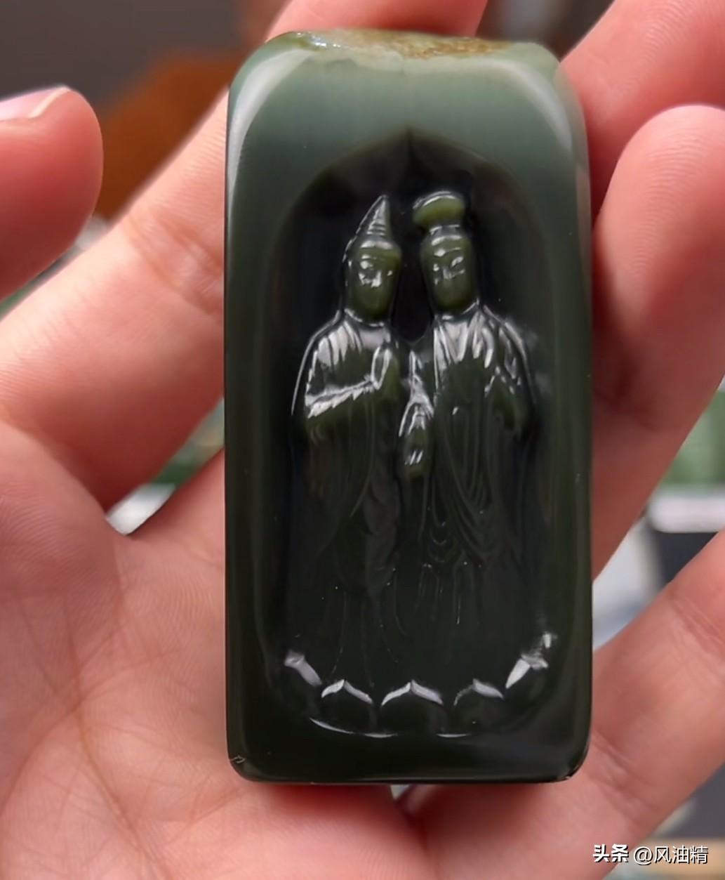 这件青玉双佛玉雕，灵感源自麦积山石窟121窟西魏造像，两尊造像并肩依偎、神态亲昵