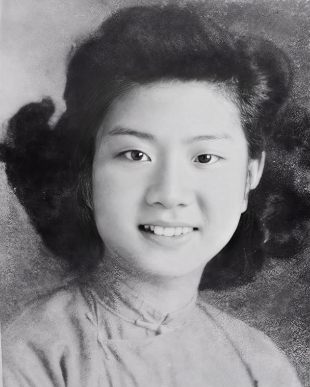 照片上这个漂亮女人叫刘惜芬，她白天是护士，夜里却是厦门舞厅最吸引人的交际花，可特