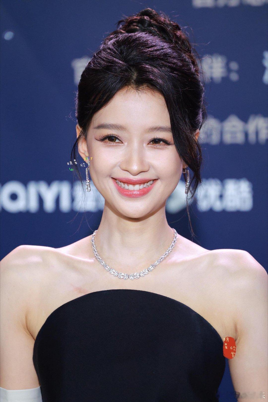 孙怡胸口怎么了红毯高清镜头放大细微痕迹，旧事被接连捆绑联想，一场普通的皮肤泛红小
