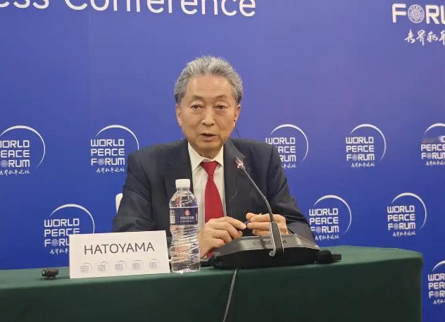 日本亲华的前首相鸠山由纪夫说，“中国的国力与美国不相上下，但如果中国孤军作战，独