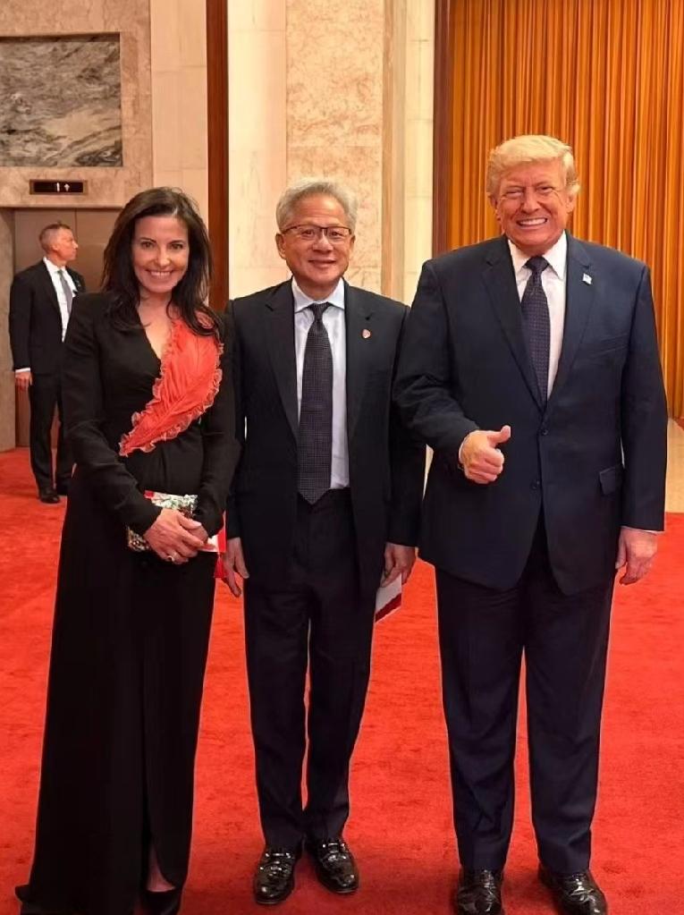 特朗普团队里突然多了个Meta女总裁，鲁比奥还跟她握手，黄仁勋临时加进合影。

