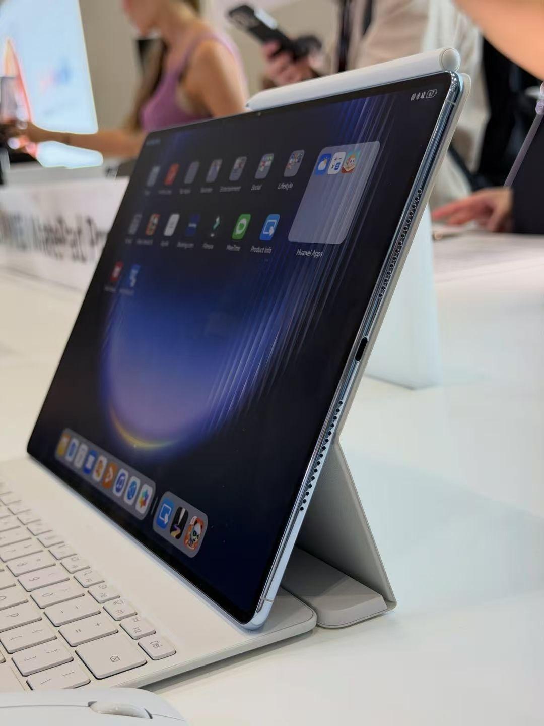 极窄边框、告别刘海屏！华为新平板海外亮相
华为 MatePad Pro Max 