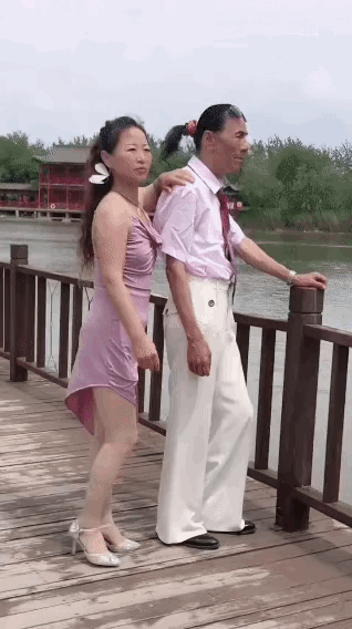 一个中年大叔扎着辫子，好看吗[捂脸]