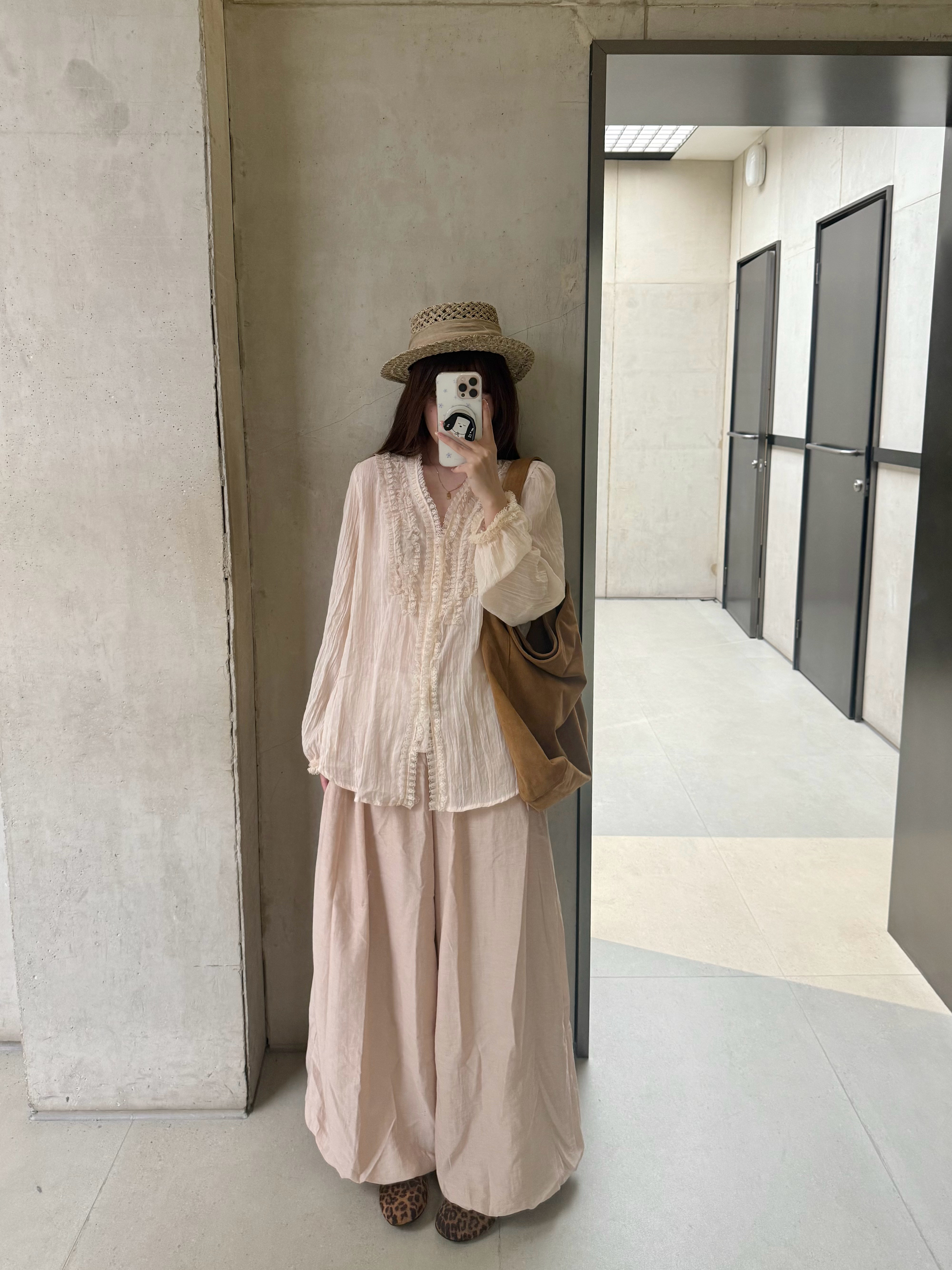 这套蛮多姐妹喜欢的！我拍了嘿嘿淡淡的粉 很舒适松弛~但是上衣比较轻薄微透 可以当
