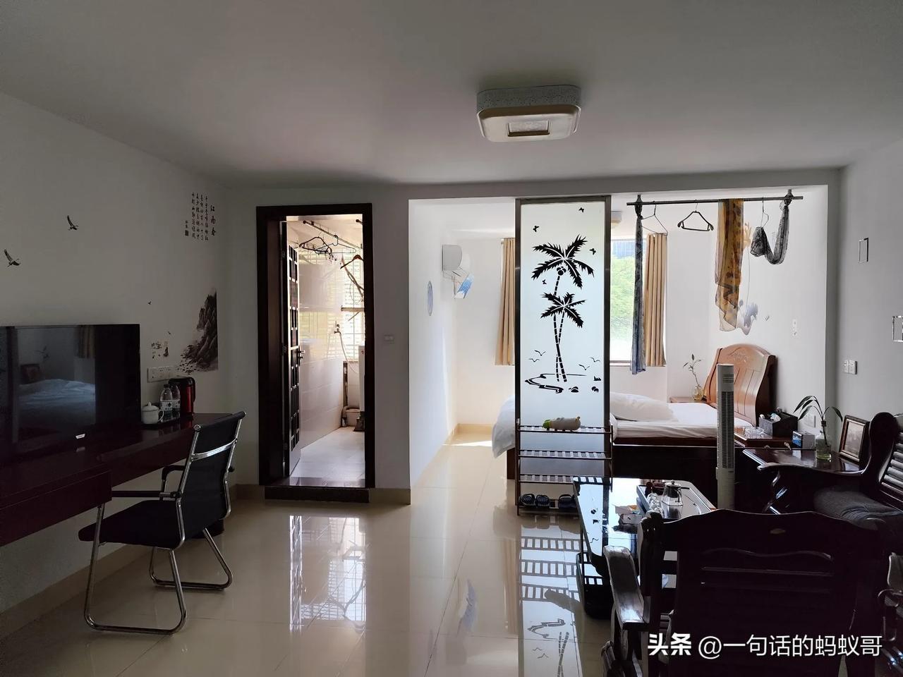  下午入住的一位朋友，休息了几个小时就准备走，晚上T4飞机，楼下碰到，我们顺路聊