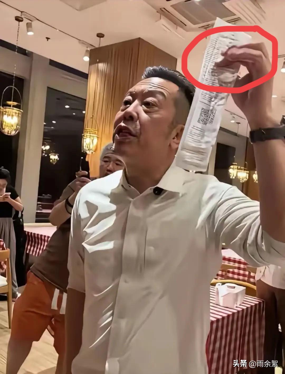 欠交2亿多？彻底玩完了
有前员工出来爆料：
西贝竟然连最基本的社保也不交！

总