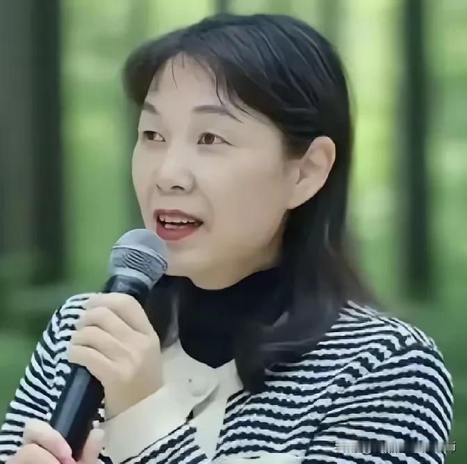 杜建英消停了！


杜建英这事总算告一段落。
之前她高调闹事，
带着三个非婚生的