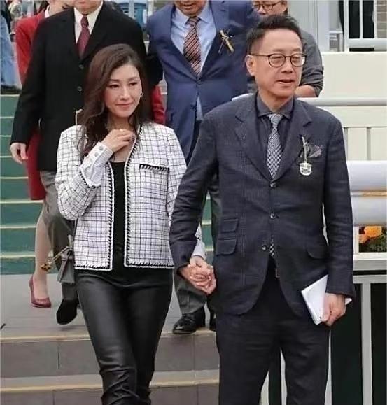 每月领工资的豪门，被嘲日子紧巴，17年恩爱是真是假。
许晋亨和李嘉欣结婚17年了