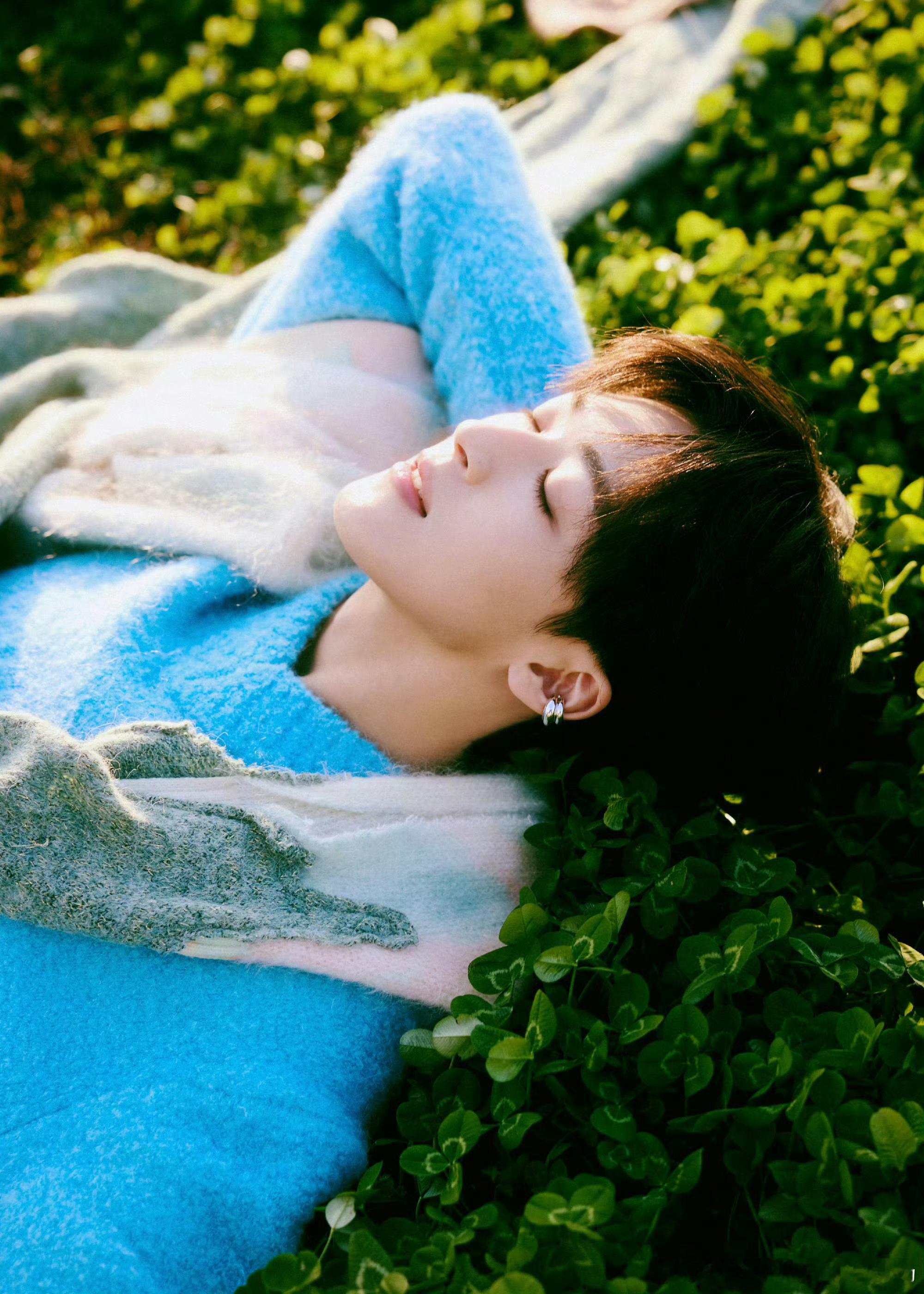 何洛洛青春疼痛文学男主 狠狠共情！新专故事感拉满，完美拿捏青春疼痛男主氛围，一开