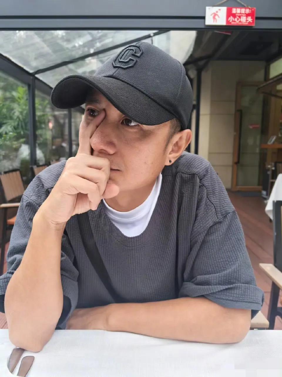 文章引发热议！
10月13日，文章突然引发了热议，只因为向佐的摸鼻梁动作出圈以后